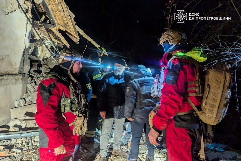 Ракетний удар по Кривому Рогу: з-під завалів деблокували людей, серед них є підліток 4 Ракетний удар по Кривому Рогу: з-під завалів деблокували людей, серед них є підліток