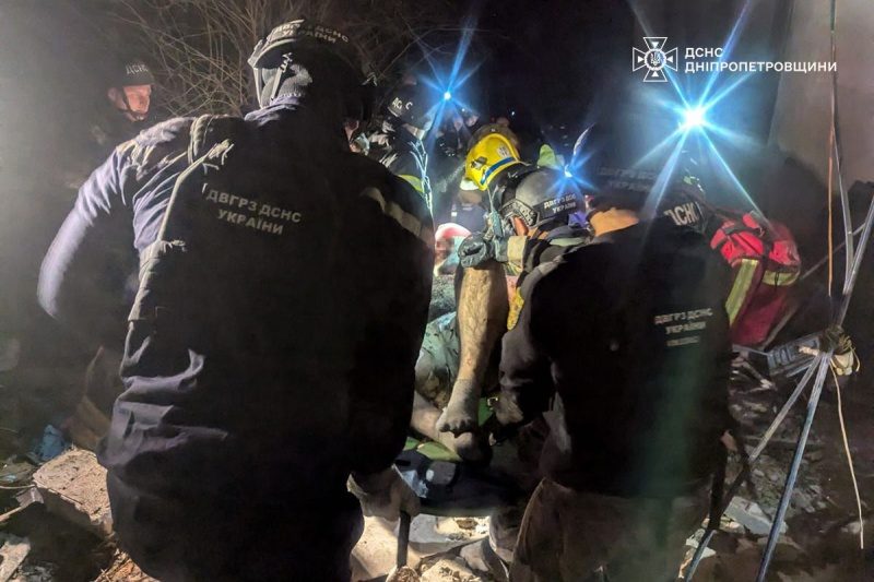 Ракетний удар по Кривому Рогу: з-під завалів деблокували людей, серед них є підліток 6 Ракетний удар по Кривому Рогу: з-під завалів деблокували людей, серед них є підліток