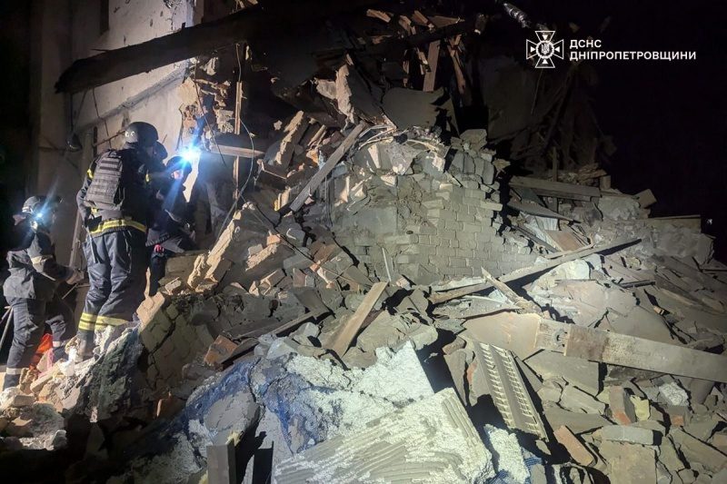 Ракетний удар по Кривому Рогу: з-під завалів деблокували людей, серед них є підліток 7 Ракетний удар по Кривому Рогу: з-під завалів деблокували людей, серед них є підліток