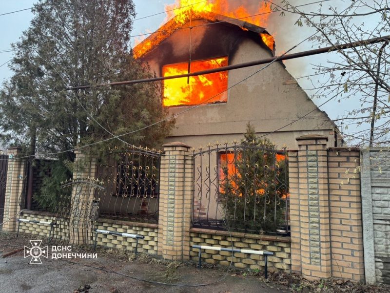 Рятувальна бригада потрапила під повторний обстріл у Покровську 3 Рятувальна бригада потрапила під повторний обстріл у Покровську