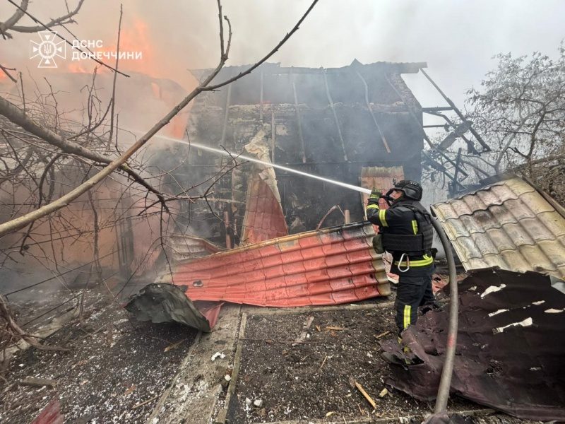 Рятувальна бригада потрапила під повторний обстріл у Покровську 2 Рятувальна бригада потрапила під повторний обстріл у Покровську