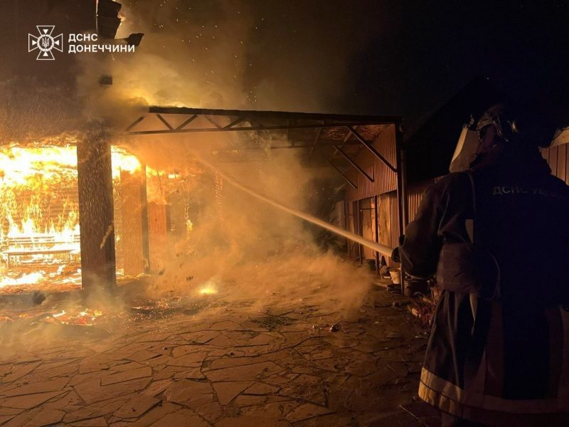 Росіяни атакували рятувальників у під час гасіння пожежі у Покровську (фото)
