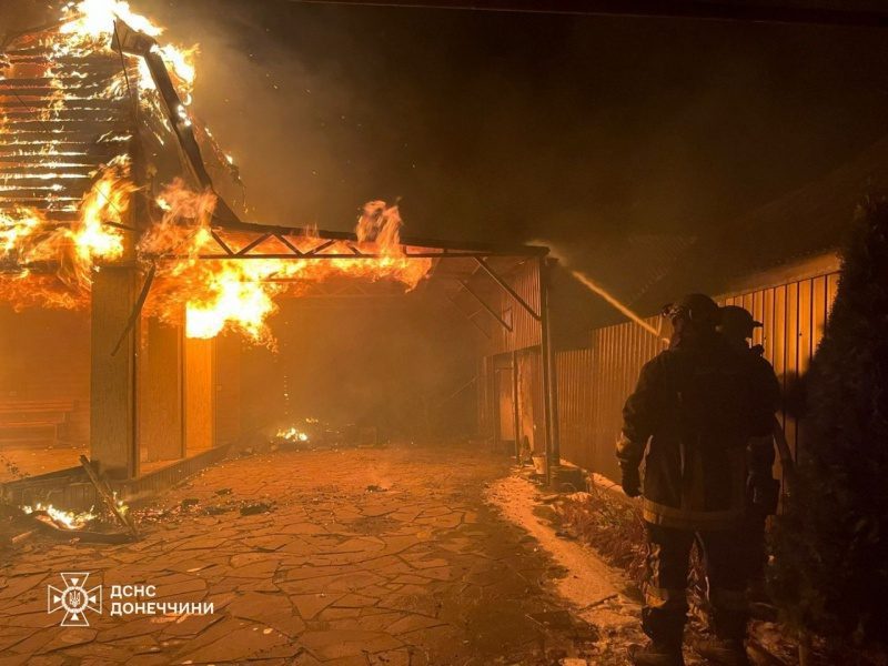 Росіяни атакували рятувальників у під час гасіння пожежі у Покровську (фото)