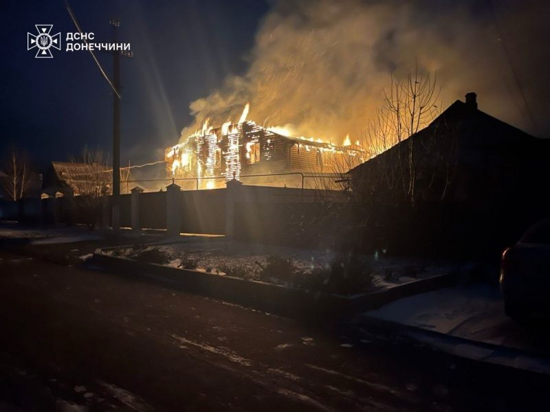 Росіяни атакували рятувальників у під час гасіння пожежі у Покровську (фото)