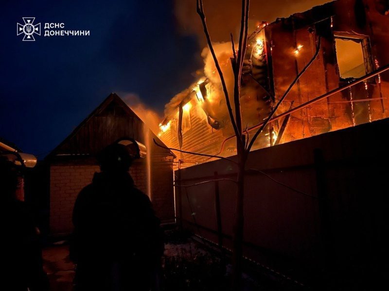 Росіяни атакували рятувальників у під час гасіння пожежі у Покровську (фото)