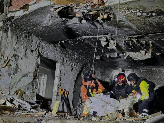 Россияне попали дроном в девятиэтажку в Харькове, шесть человек пострадали 
