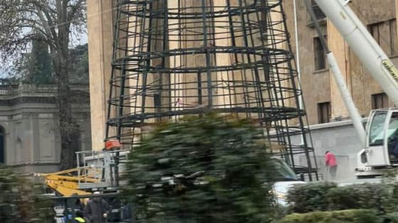 В Тбилиси в эпицентре массовых протестов устанавливают ''йолку'' 1 v tbilisi v epicentre massovyh protestov ustanavlivajut jolku 61de27f scaled China Way