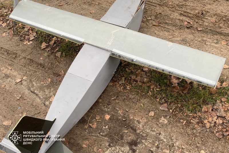 Застряг на дереві. У Київській області виявили дрон-приманку РФ (фото) 4 Застряг на дереві. У Київській області виявили дрон-приманку РФ (фото)