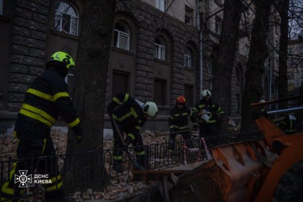 Атака на Киев 1 января: спасатели завершили разбор завалов на Печерске 2 Атака на Киев 1 января: спасатели завершили разбор завалов на Печерске
