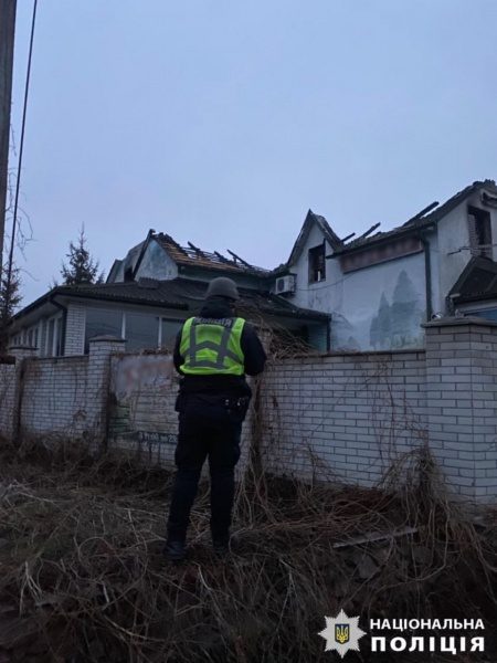 Падіння уламків дронів у Київській області: поліція показала фото наслідків 4 Падіння уламків дронів у Київській області: поліція показала фото наслідків