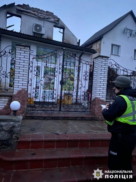 Падіння уламків дронів у Київській області: поліція показала фото наслідків 2 Падіння уламків дронів у Київській області: поліція показала фото наслідків