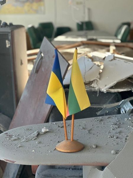 Росіяни обстріляли консульство Литви в Херсоні (фото наслідків)