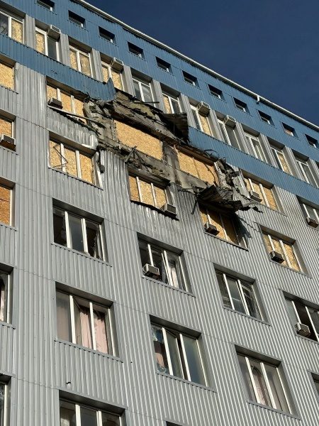 Росіяни обстріляли консульство Литви в Херсоні (фото наслідків)