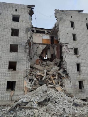 Россияне попали в многоэтажку на Сумщине: есть раненые, под завалами могут быть люди 2 Россияне попали в многоэтажку на Сумщине: есть раненые, под завалами могут быть люди