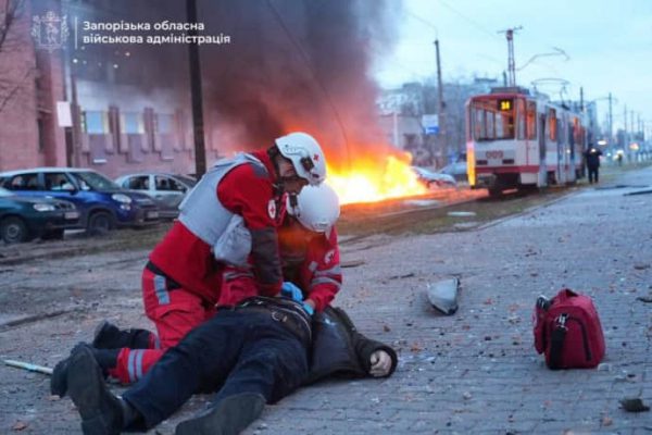 Россияне ударили о промышленному объекту в Запорожье: есть погибший и раненые 