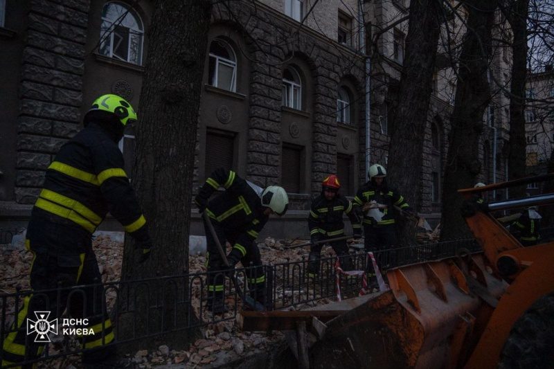 У центрі Києва завершили розбір завалів після удару "Шахедів" три доби тому 3 У центрі Києва завершили розбір завалів після удару "Шахедів" три доби тому
