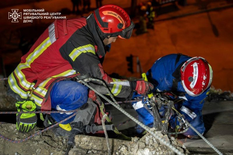 У центрі Києва завершили розбір завалів після удару "Шахедів" три доби тому 5 У центрі Києва завершили розбір завалів після удару "Шахедів" три доби тому