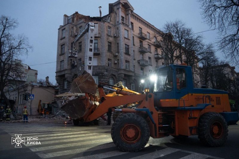 У центрі Києва завершили розбір завалів після удару "Шахедів" три доби тому 4 У центрі Києва завершили розбір завалів після удару "Шахедів" три доби тому