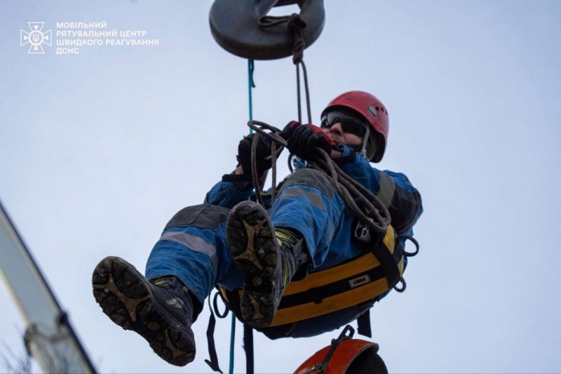 У центрі Києва завершили розбір завалів після удару "Шахедів" три доби тому 6 У центрі Києва завершили розбір завалів після удару "Шахедів" три доби тому