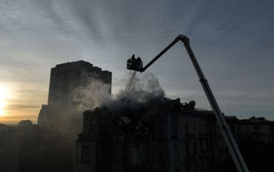 У Києві горів дах корпусу Нацбанку внаслідок атаки "Шахедів" 5 u kiyevi goriv dah korpusu nacbanku vnaslidok ataki shahediv b83b040 scaled China Way