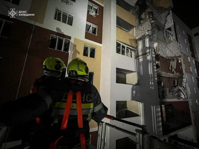 У Вишневому зі зруйнованої "Шахедом" багатоповерхівки врятували 5 людей, серед них є діти