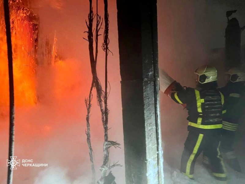 Удар по критичній інфраструктурі у Черкасах: виникла пожежа, фото наслідків