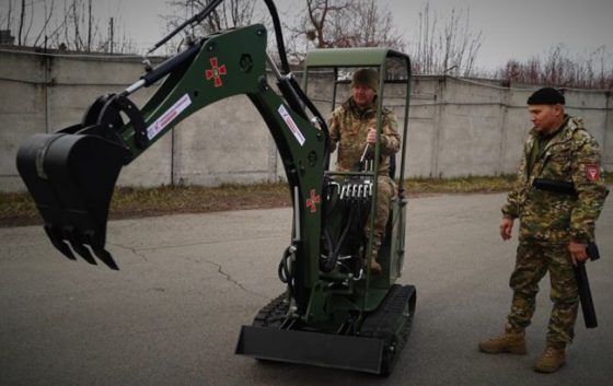 ukrayinska komanda peredala 3 bataljonu uda vijskovij ekskavator dlja rittja okopiv 5442691 scaled China Way