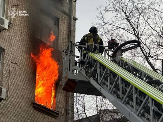 В Печерском районе Киева из-за падения обломков дрона произошел пожар: пострадали три человека 3 В Печерском районе Киева из-за падения обломков дрона произошел пожар: пострадали три человека
