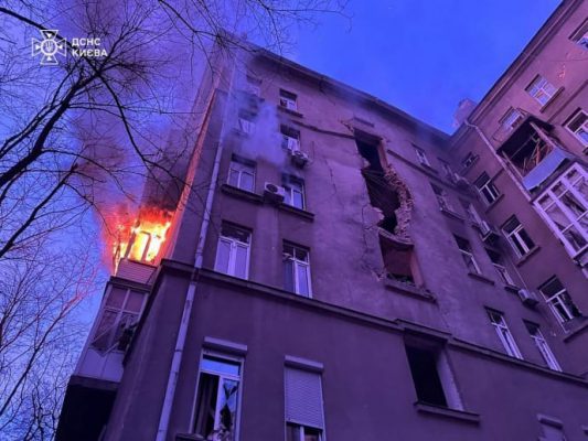 В Печерском районе Киева из-за падения обломков дрона произошел пожар: пострадали три человека 4 В Печерском районе Киева из-за падения обломков дрона произошел пожар: пострадали три человека