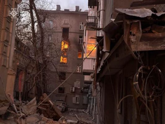 В Печерском районе Киева из-за падения обломков дрона произошел пожар: пострадали три человека 2 В Печерском районе Киева из-за падения обломков дрона произошел пожар: пострадали три человека