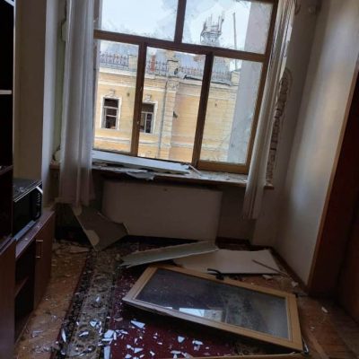 Взрывная волна дроновой атаки РФ повредила здания Верховной Рады 3 Взрывная волна дроновой атаки РФ повредила здания Верховной Рады
