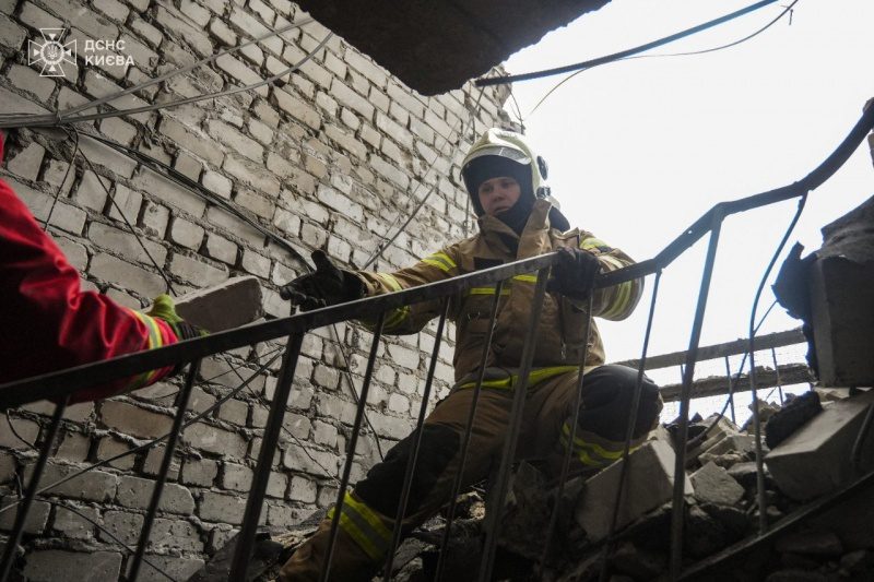З'явилися фото наслідків нічної атаки Росії на Київ 4 З'явилися фото наслідків нічної атаки Росії на Київ