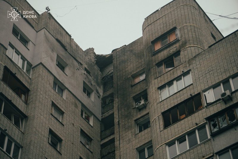 З'явилися фото наслідків нічної атаки Росії на Київ 2 З'явилися фото наслідків нічної атаки Росії на Київ