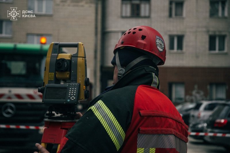 З'явилися фото наслідків нічної атаки Росії на Київ 3 З'явилися фото наслідків нічної атаки Росії на Київ
