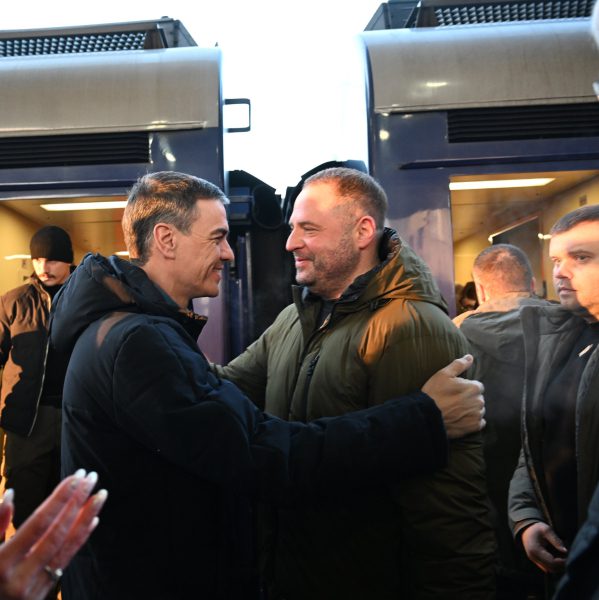 Глава правительства Испании прибыл в Киев для участия в саммите стран-партнеров в связи с третьей годовщиной агрессии РФ против Украины