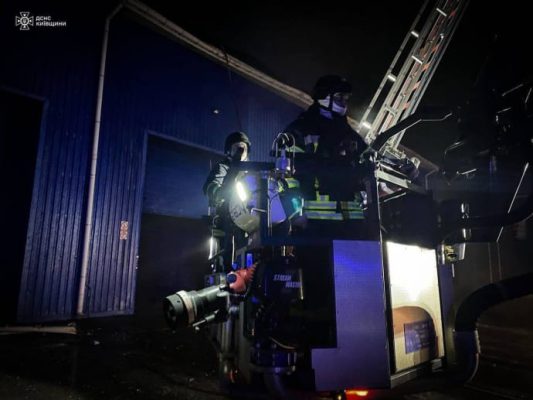 Ночная атака БпЛА на Киевщину: погиб человек, бушевал пожар, повреждены здания 2 Ночная атака БпЛА на Киевщину: погиб человек, бушевал пожар, повреждены здания