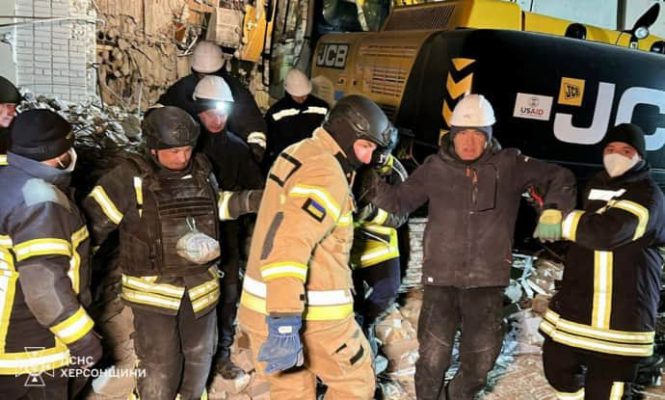 В Херсоне под завалами дома нашли тело матери: двое ее детей ранены 2 В Херсоне под завалами дома нашли тело матери: двое ее детей ранены