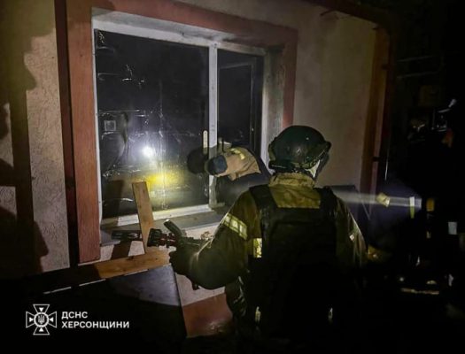 В Херсоне российский обстрел разрушил дом: спасатели нашли тело мужчины 2 В Херсоне российский обстрел разрушил дом: спасатели нашли тело мужчины