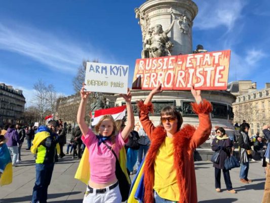 В Париже в поддержку Украины собрались более 10 тысяч человек 3 В Париже в поддержку Украины собрались более 10 тысяч человек