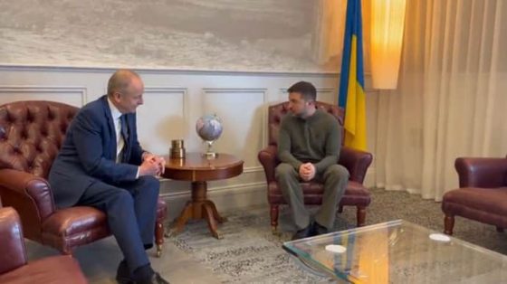 zelenskij na puti v ssha vstretilsja s premerom irlandii v aeroportu po puti v ssha e31fdfe scaled China Way