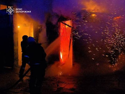 Из-за атаки российских БпЛА на предприятии в Запорожье возник масштабный пожар 3 Из-за атаки российских БпЛА на предприятии в Запорожье возник масштабный пожар
