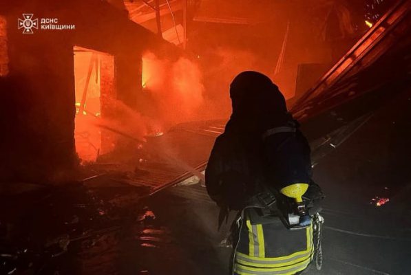 Обломки российских дронов упали в Киевской области: горели дом и магазин мебели 3 Обломки российских дронов упали в Киевской области: горели дом и магазин мебели