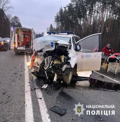 Под Киевом произошло масштабное ДТП: трое пострадавших 2 Под Киевом произошло масштабное ДТП: трое пострадавших