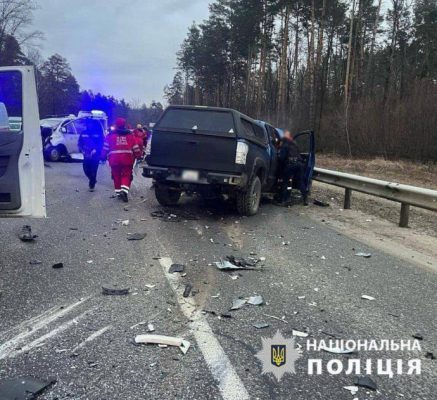 Под Киевом произошло масштабное ДТП: трое пострадавших 3 Под Киевом произошло масштабное ДТП: трое пострадавших