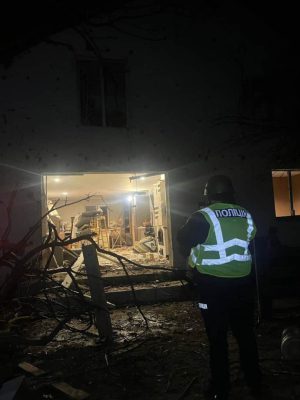 РФ атаковала Киевщину: Раненый мужчина, поврежденны дома, пожар на предприятии 