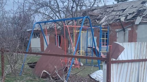 Россияне сбросили бомбу на семью на детской площадке: погибли 3-летняя девочка с матерью 4 rossijane sbrosili bombu na semju na detskoj ploshhadke pogibli 3 letnjaja devochka s materju 97229a1 scaled China Way