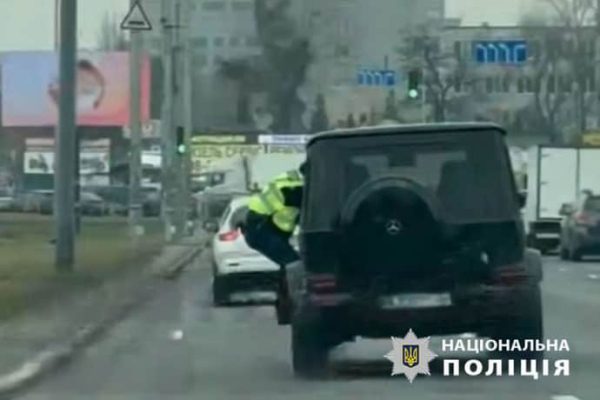 В Киеве задержали водителя Mercedes, который убегал от полиции: ранее его 12 раз штрафовали 2 В Киеве задержали водителя Mercedes, который убегал от полиции: ранее его 12 раз штрафовали