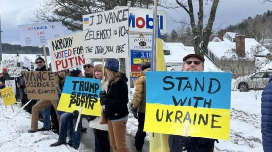 Вэнса на отдыхе встретили протестующие с проукраинскими лозунгами 1 vensa na otdyhe vstretili protestujushhie s proukrainskimi lozungami 271bbf8 scaled China Way