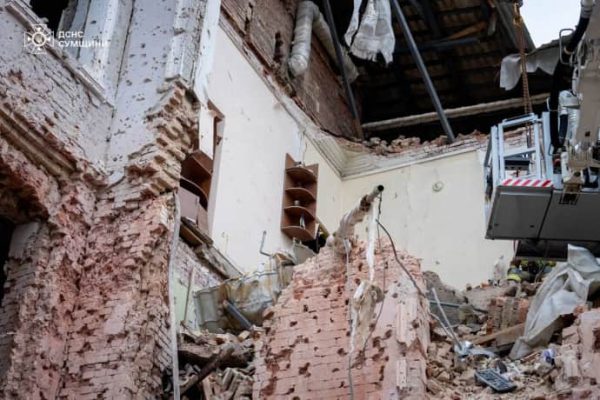 ''Это знак'': ГСЧС показала неповрежденный флаг Украины среди руин в Сумах 2 ''Это знак'': ГСЧС показала неповрежденный флаг Украины среди руин в Сумах