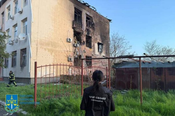 Под Одессой беспилотники РФ атаковали многоквартирный дом, пострадала женщина 2 Под Одессой беспилотники РФ атаковали многоквартирный дом, пострадала женщина